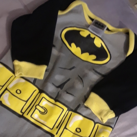 Size 3-6m baby boy Batman footie pyjamas onesie - Picture 3 of 13